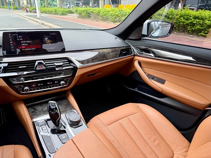 BMW 5 Series 2018 — фото 26