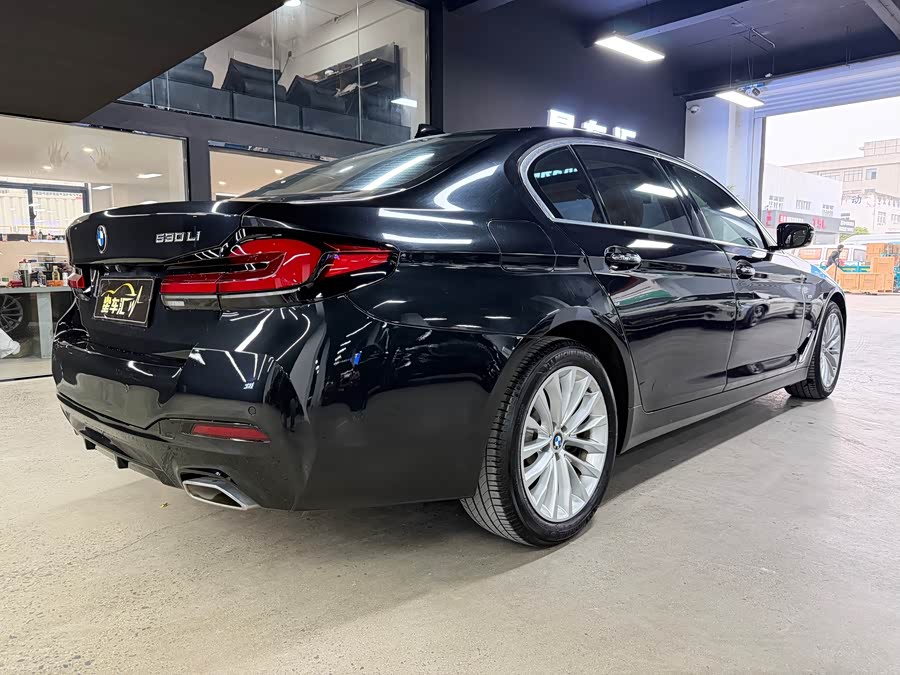 BMW 5 Series 2018 — фото 13