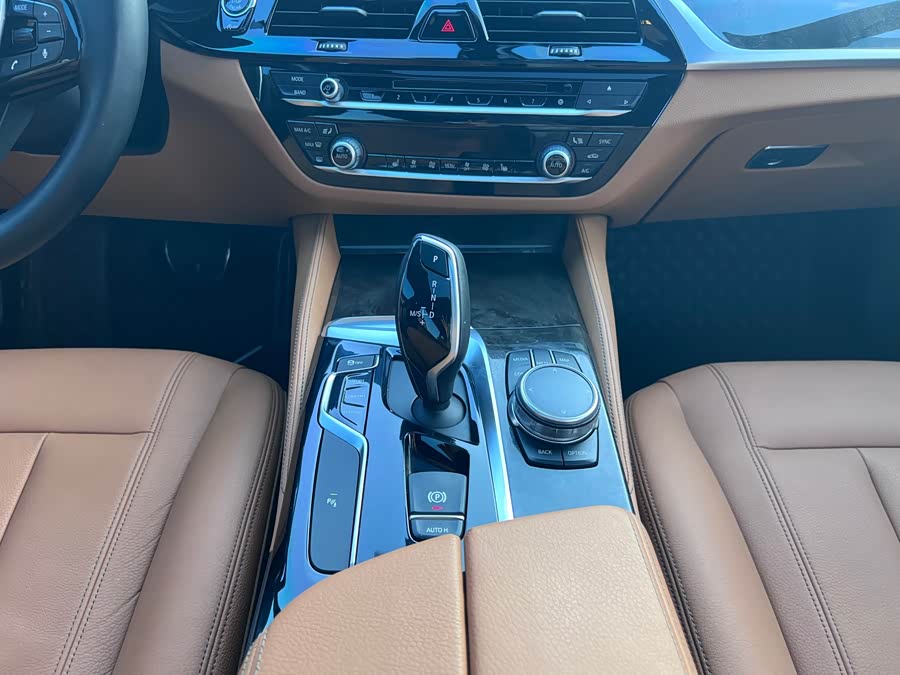 BMW 5 Series 2018 — фото 37
