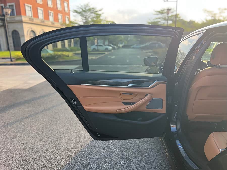 BMW 5 Series 2018 — фото 9