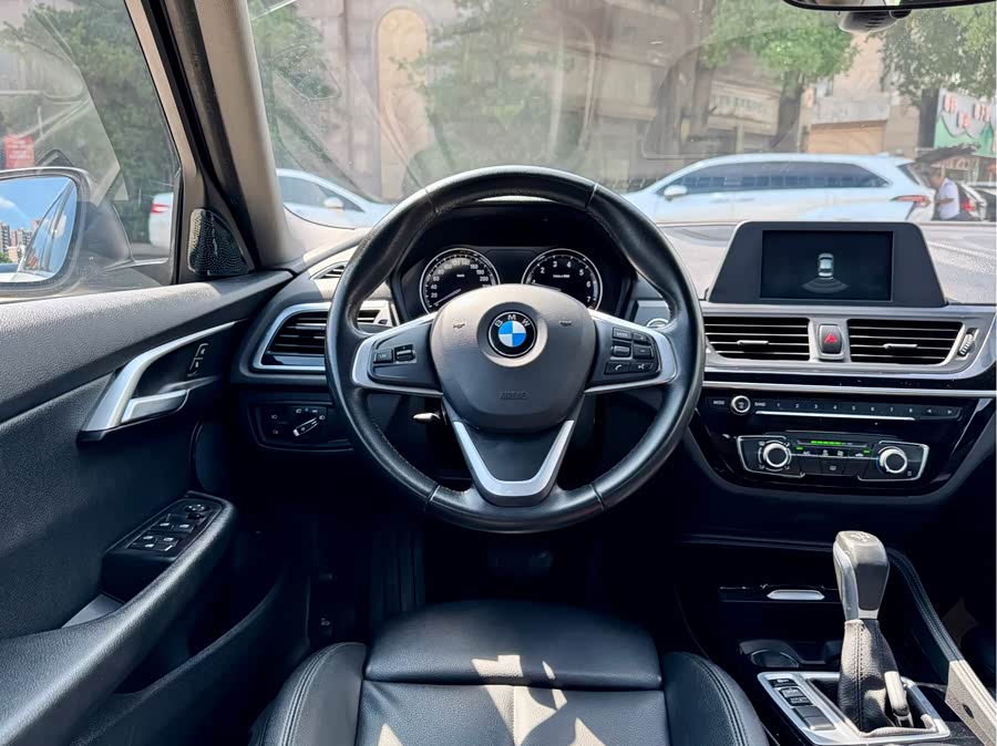 BMW 1 Series 2018 — фото 8