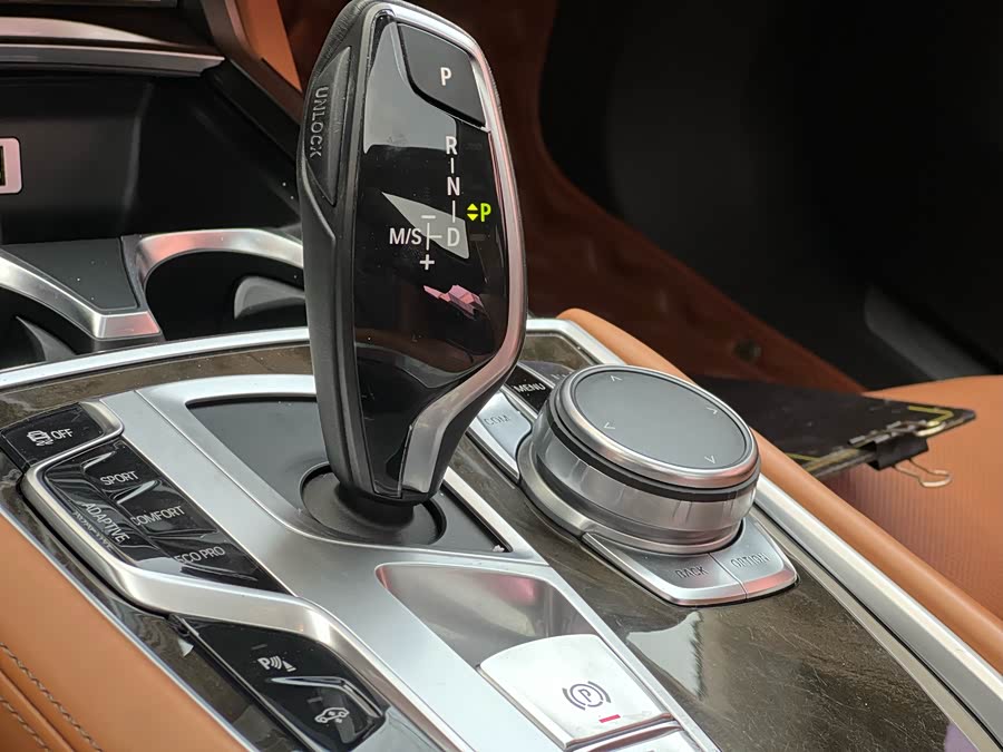 BMW 7 Series 2017 — фото 11