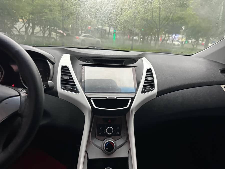 Hyundai Elantra 2015 — фото 11