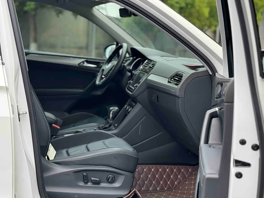 Volkswagen Tiguan L 2017 — фото 12