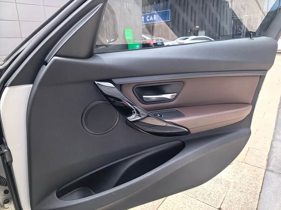 BMW 3 Series 2019 — фото 16