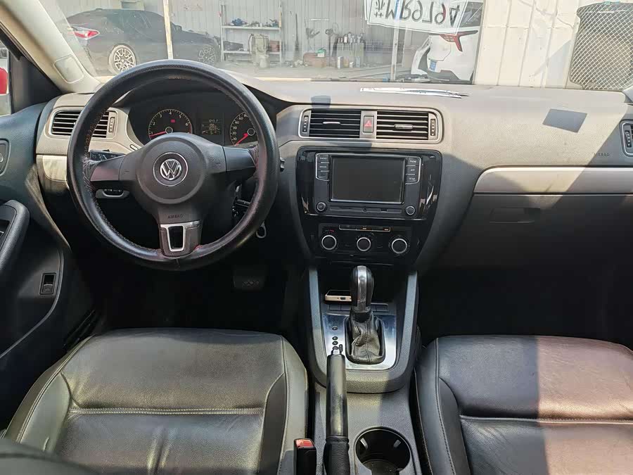 Volkswagen Sagitar 2014