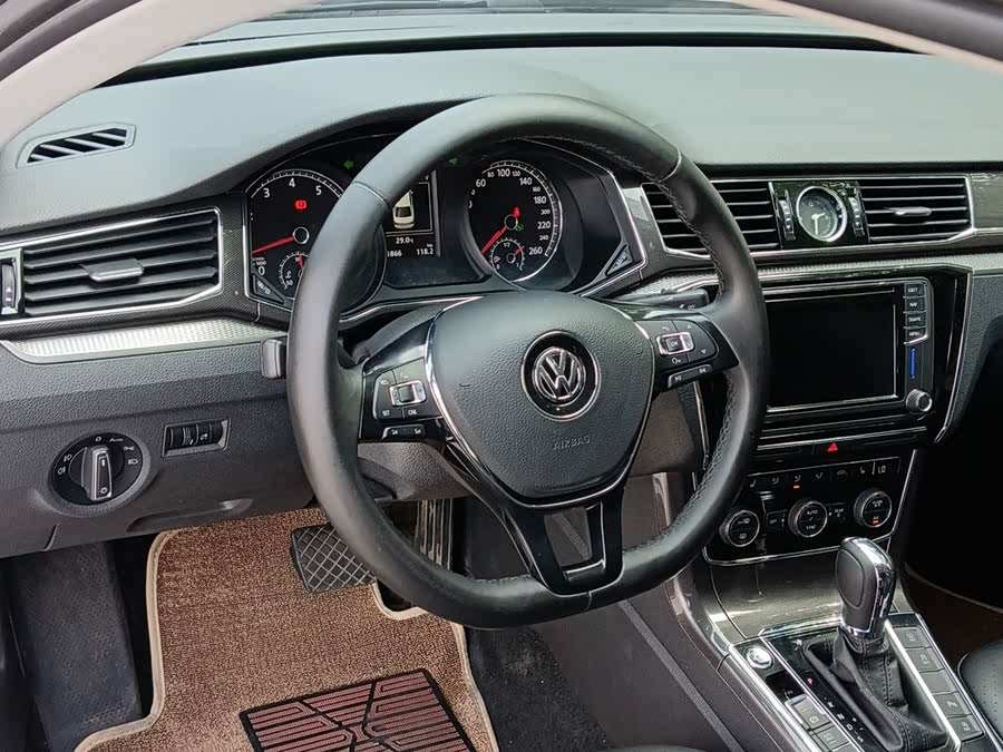 Volkswagen Passat 2017 — фото 10