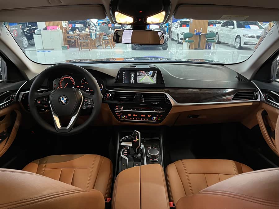 BMW 5 Series 2018 — фото 11