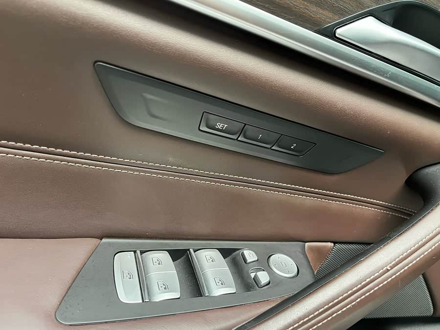 BMW 5 Series 2018 — фото 19
