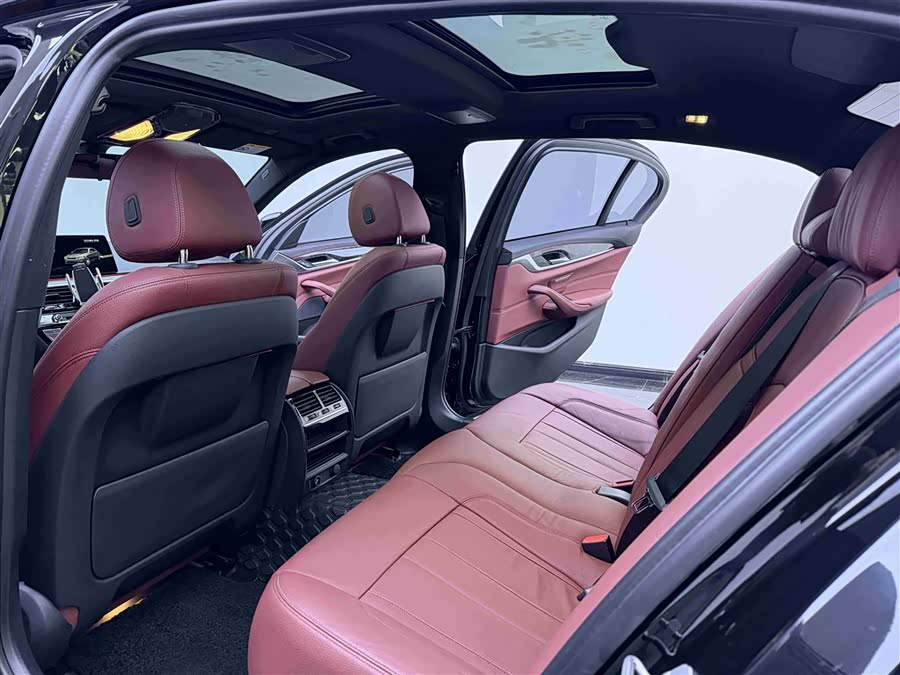 BMW 5 Series 2018 — фото 10