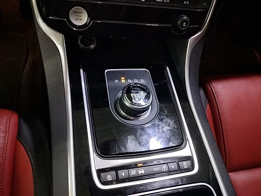 Jaguar XE 2018 — фото 14
