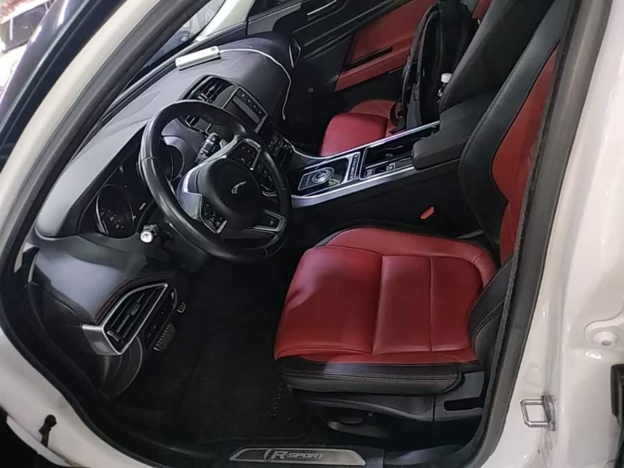 Jaguar XE 2018 — фото 15