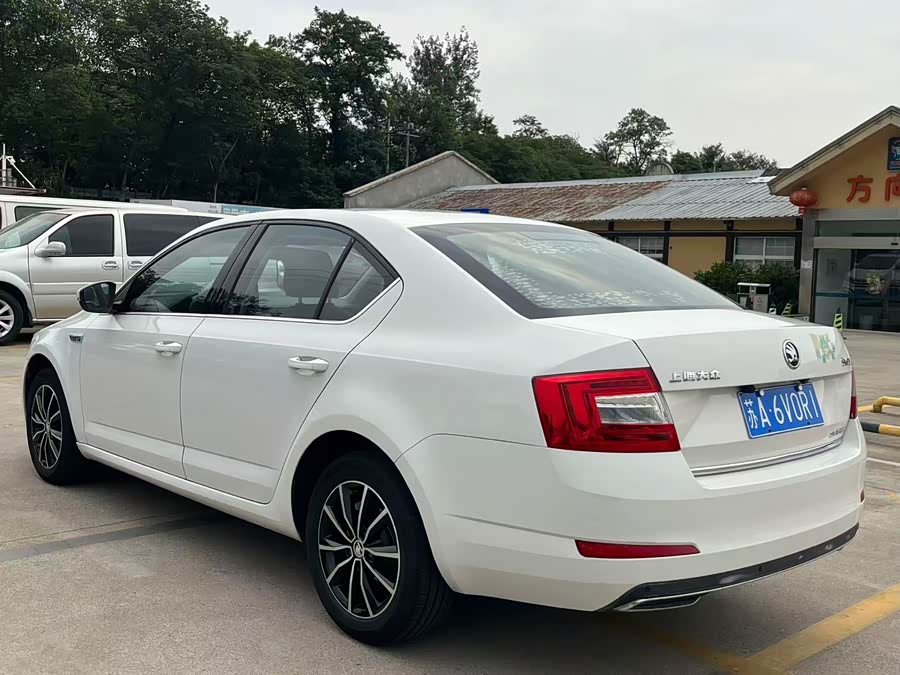Skoda Octavia 2017 — фото 12