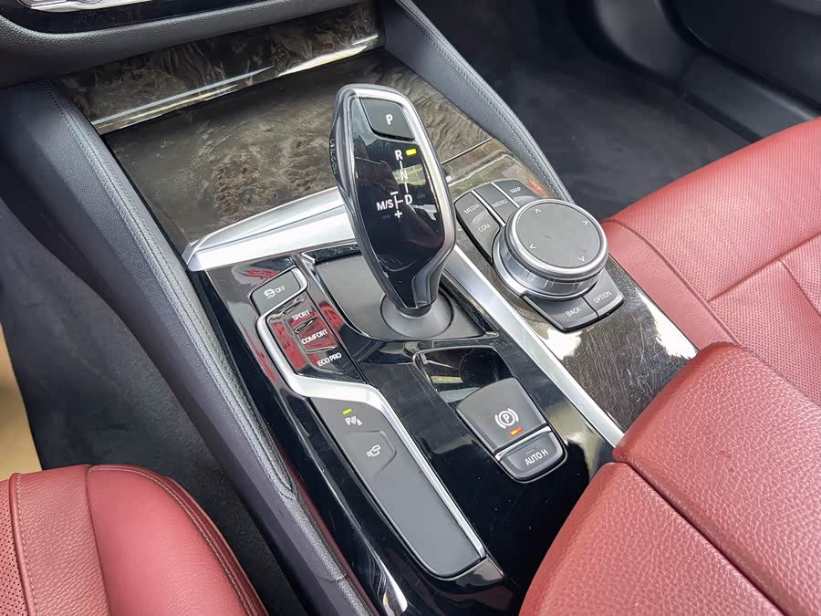 BMW 5 Series 2019 — фото 12