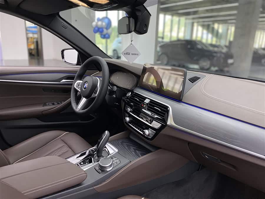 BMW 5 Series 2022 — фото 10