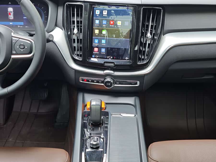 Volvo XC60 2022 — фото 9