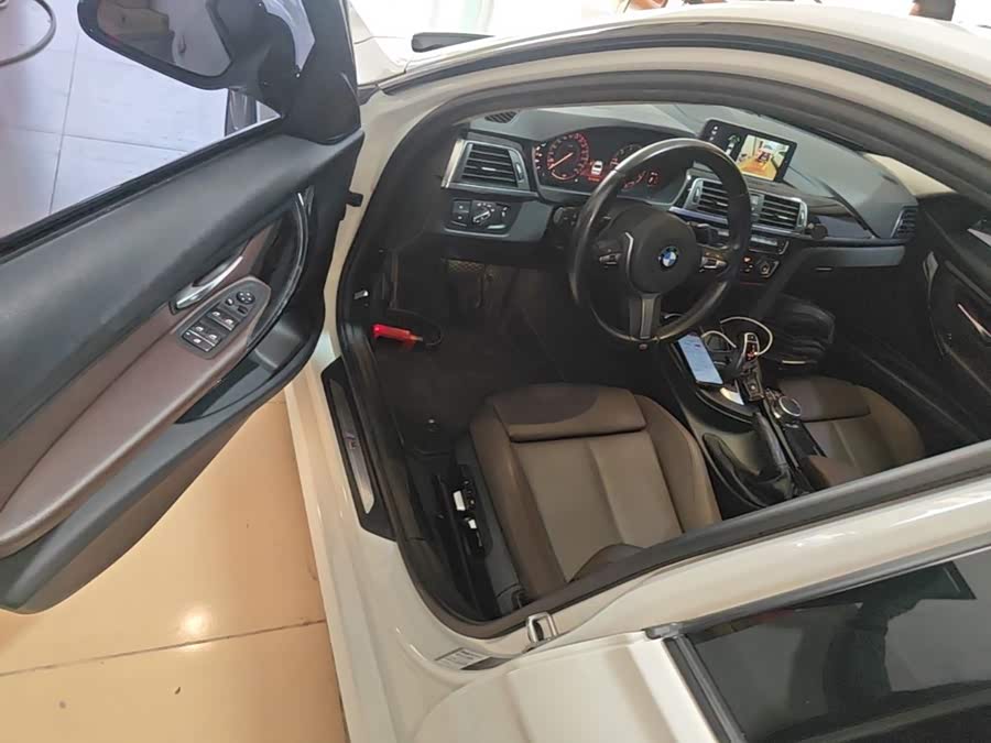 BMW 3 Series 2018 — фото 12