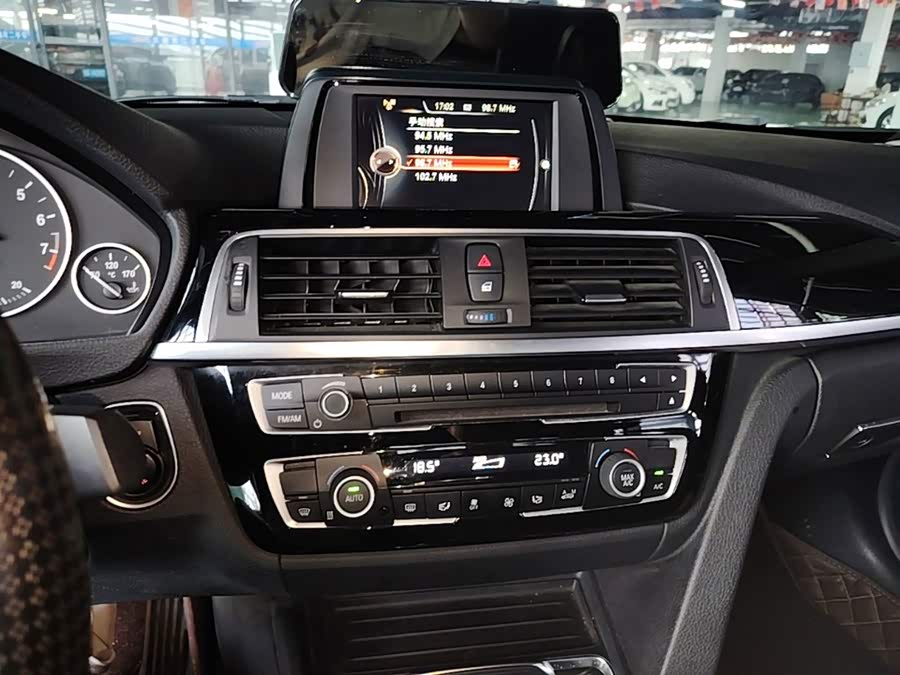 BMW 3 Series 2017 — фото 13