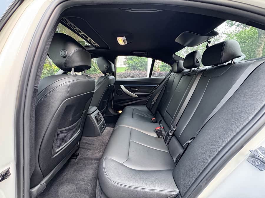 BMW 3 Series 2018 — фото 13