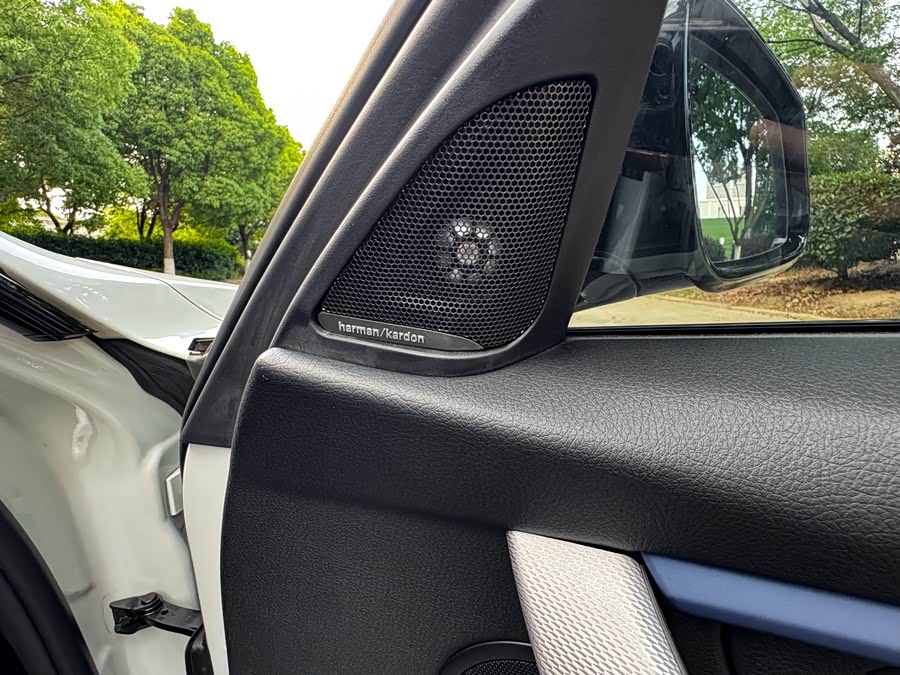 BMW 3 Series 2018 — фото 18
