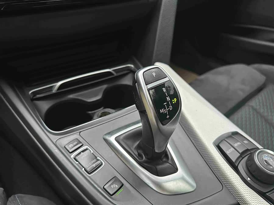 BMW 3 Series 2017 — фото 16