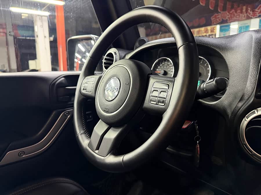 Jeep Wrangler 2012 — фото 13