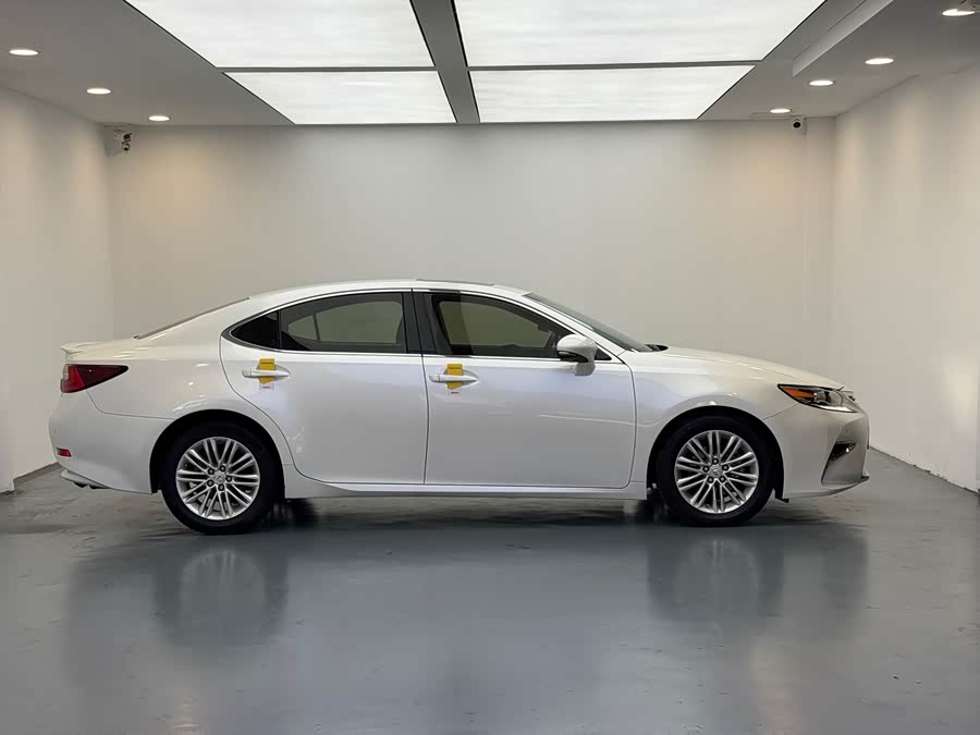 Lexus ES 2015 — фото 17