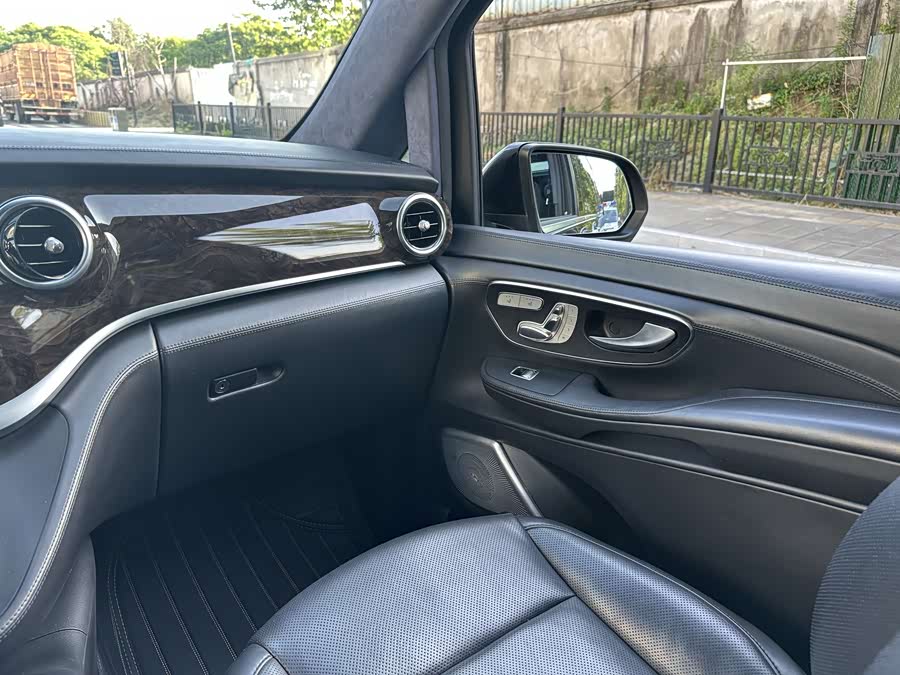 Mercedes-Benz V-Class 2018 — фото 15