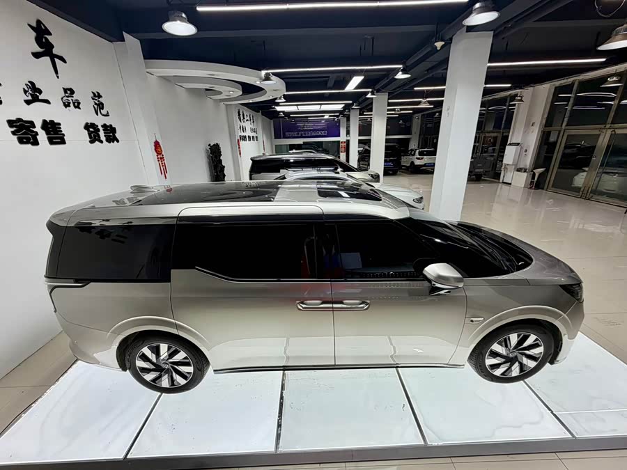 Volvo EM90 2025