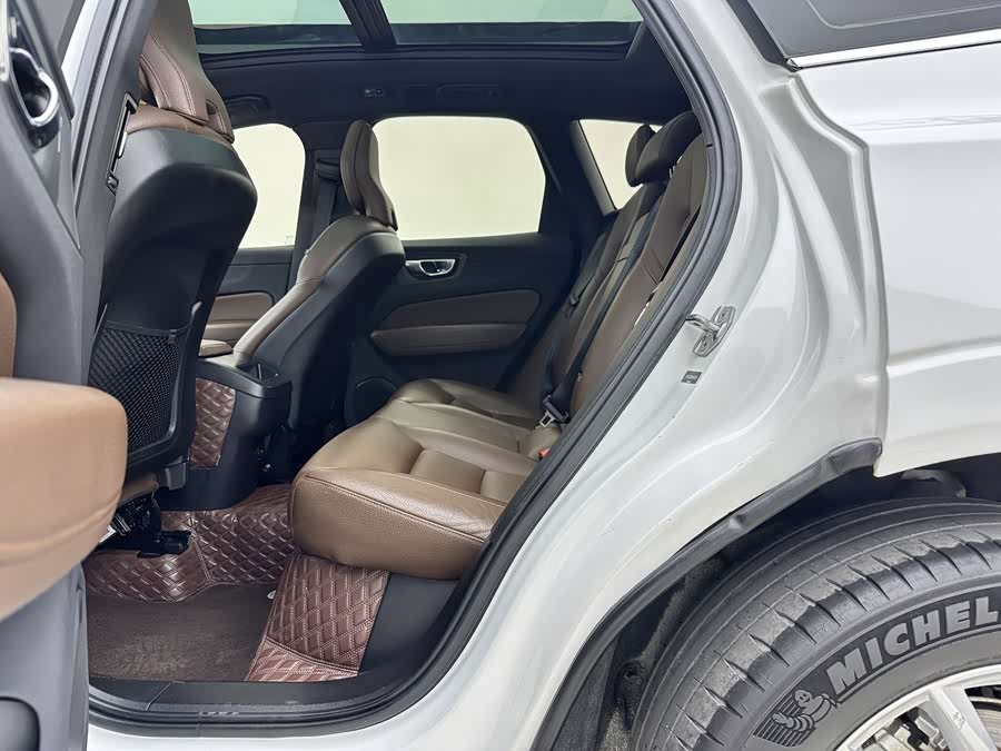 Volvo XC60 2021 — фото 15