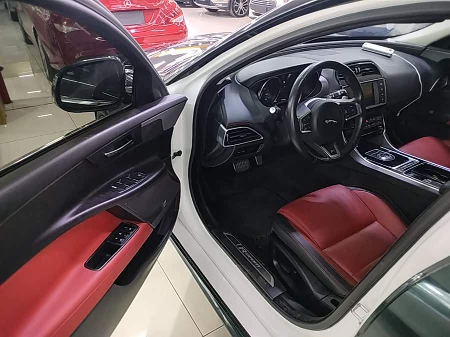 Jaguar XE 2018 — фото 16