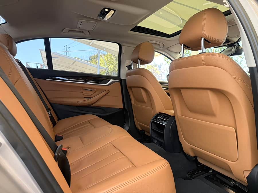 BMW 5 Series 2018 — фото 9