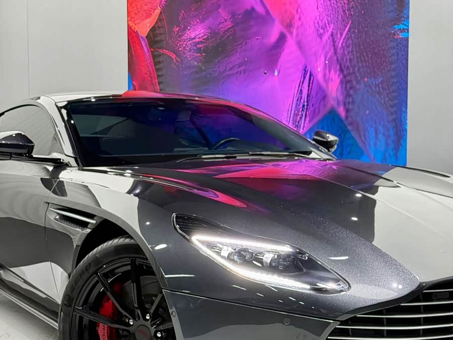 Aston Martin DB11 2019 — фото 8