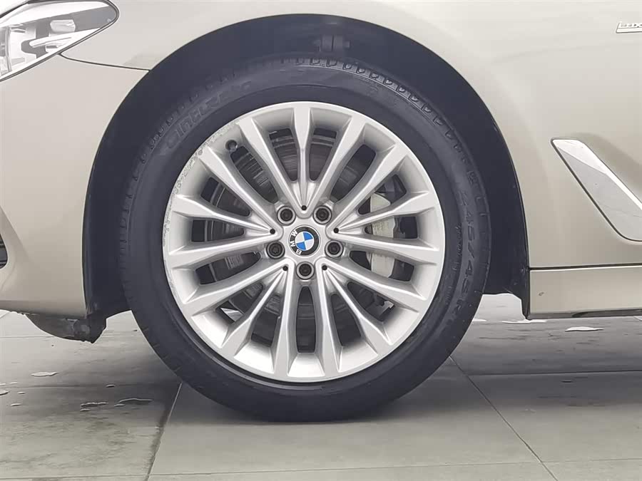 BMW 5 Series 2018 — фото 17