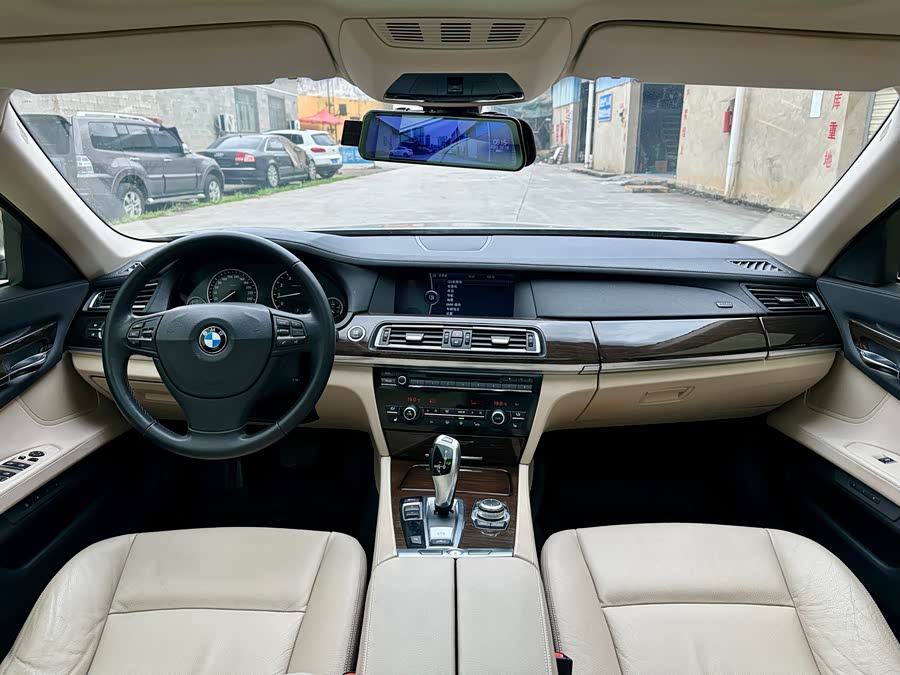 BMW 7 Series 2011 — фото 12