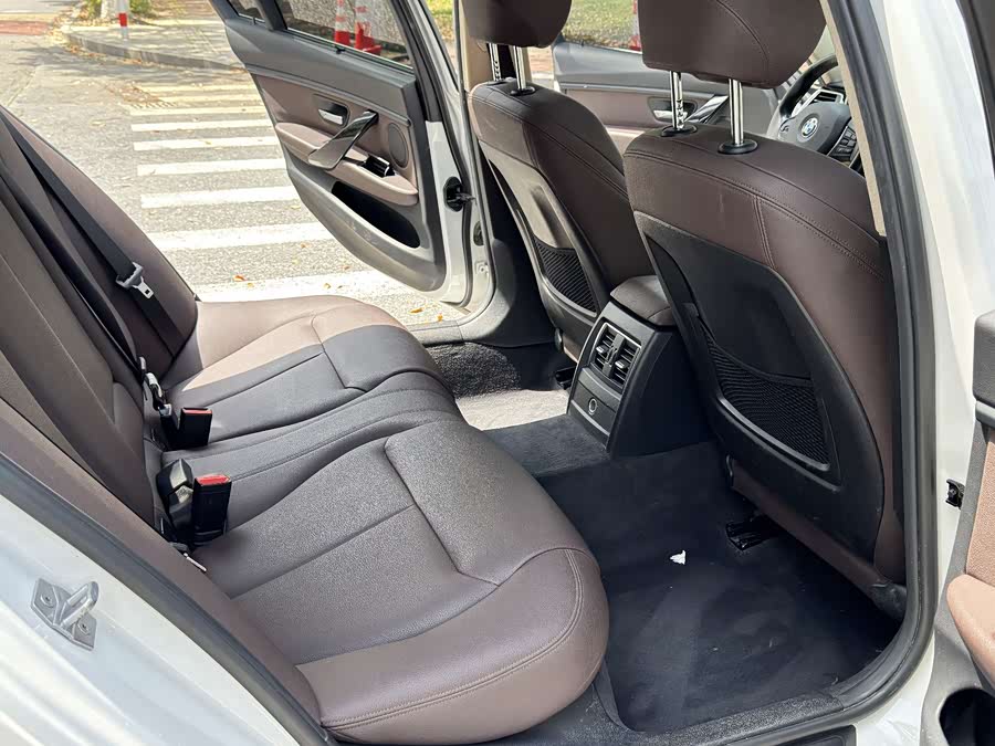 BMW 3 Series 2018 — фото 11