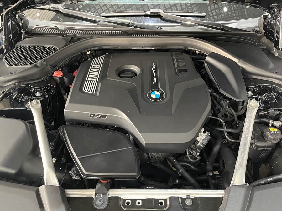 BMW 5 Series 2018 — фото 16