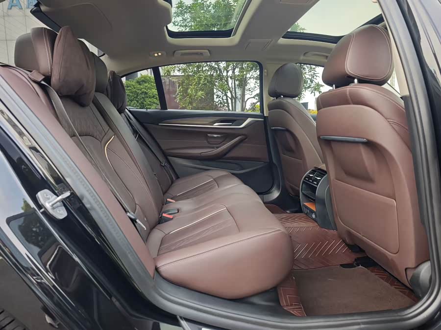 BMW 5 Series 2019 — фото 10