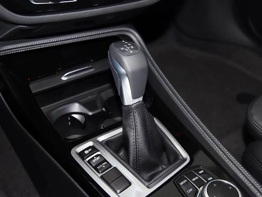 BMW 1 Series 2018 — фото 15