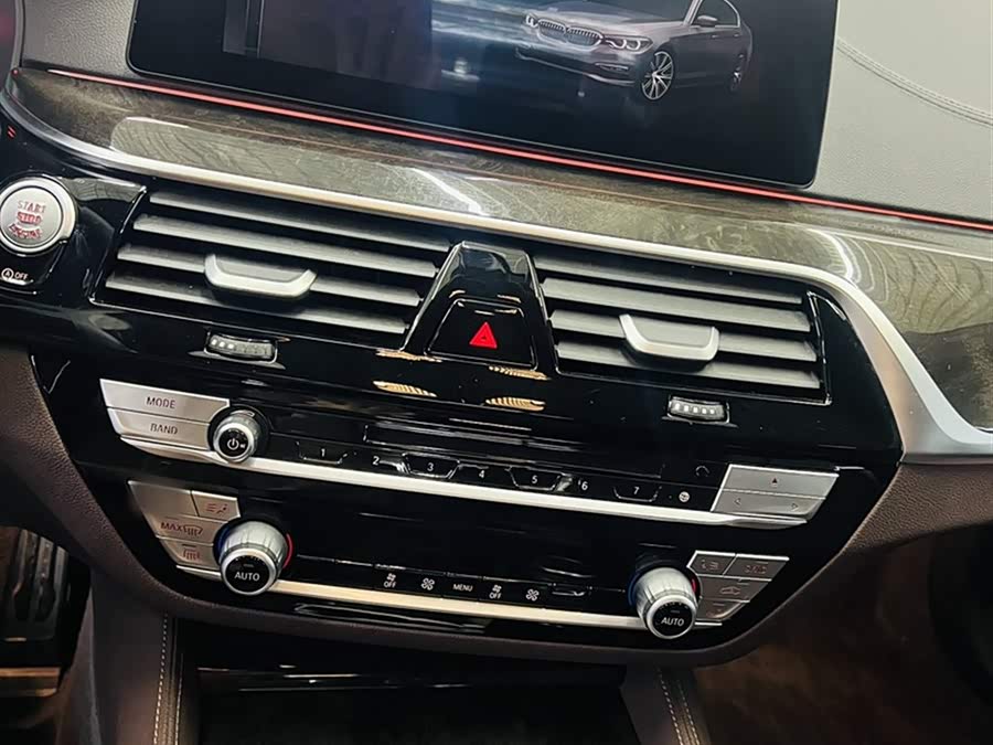 BMW 5 Series 2019 — фото 12