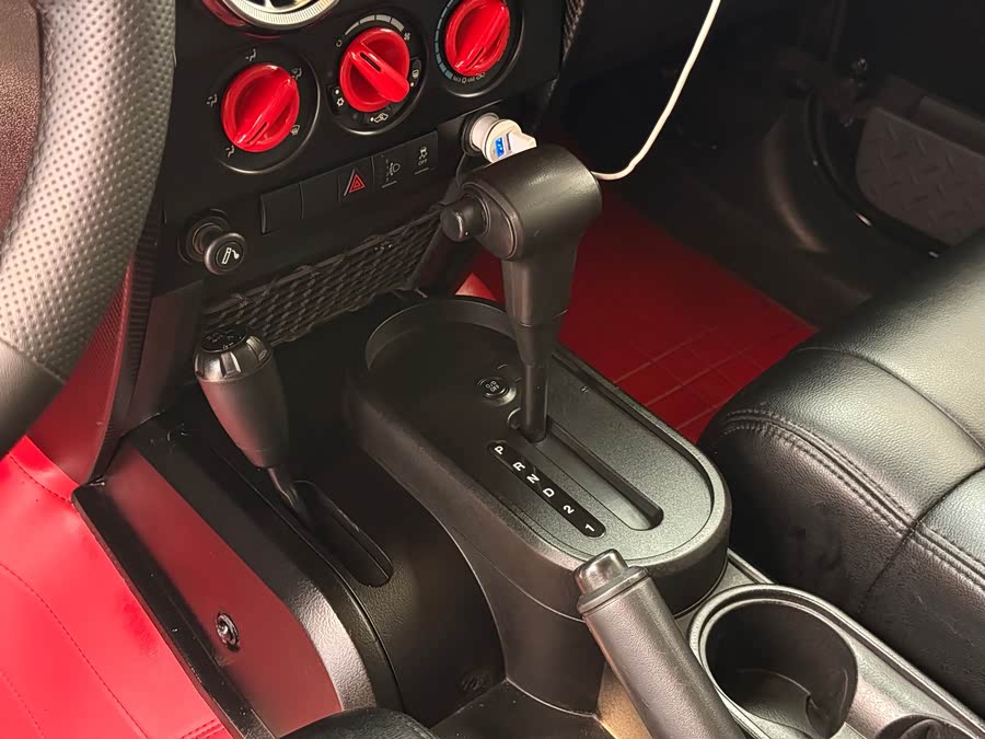 Jeep Wrangler 2010 — фото 12