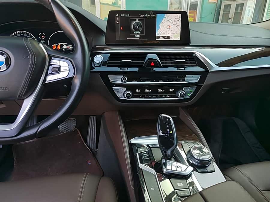 BMW 5 Series 2019 — фото 13