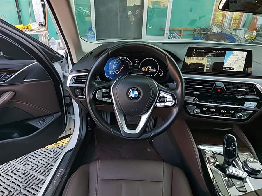 BMW 5 Series 2019 — фото 11