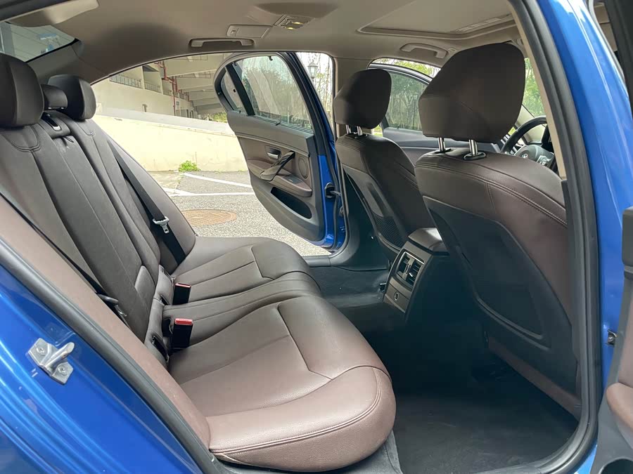 BMW 3 Series 2018 — фото 13
