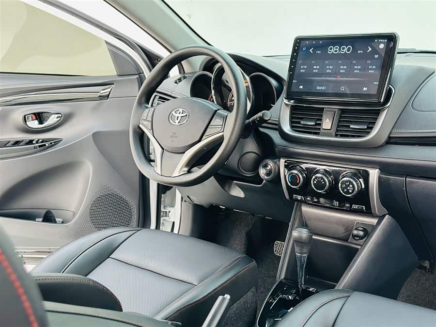 Toyota Yaris L 2022 — фото 16