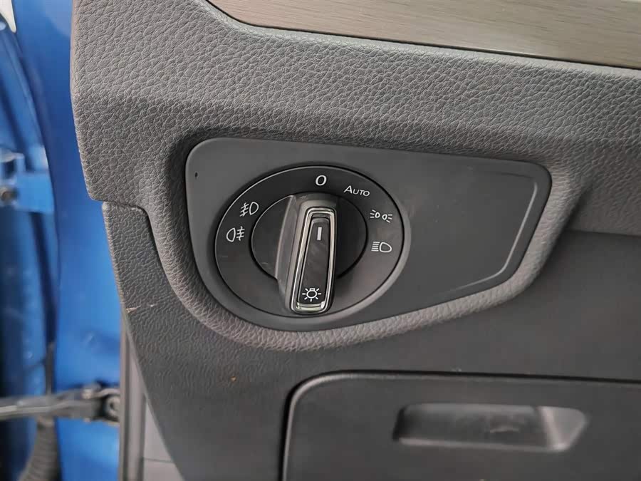 Volkswagen Touran 2018 — фото 21