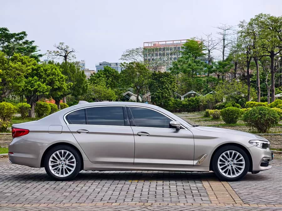 BMW 5 Series 2019 — фото 13