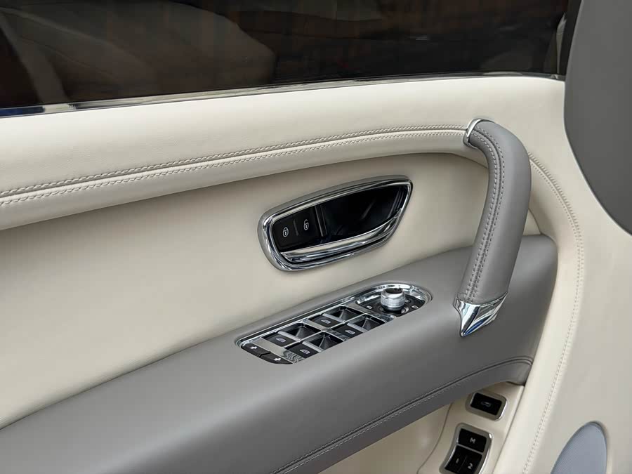 Bentley Bentayga 2018 — фото 11