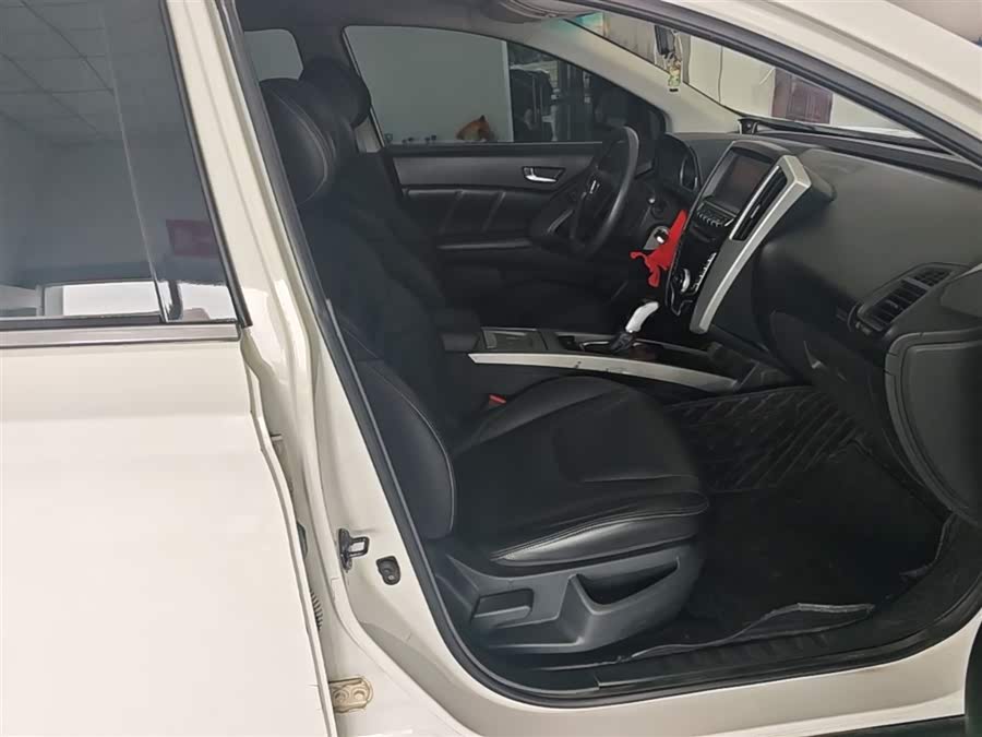 Luxgen You6 SUV 2015 — фото 25
