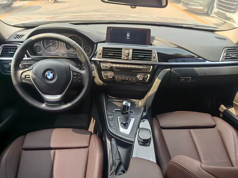 BMW 3 Series 2019 — фото 18